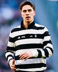 Untuk cowok, Jangan marah kalau cewek bilang: "Semua cowok sama aja"

Mungkin cowok yg dimaksud ini