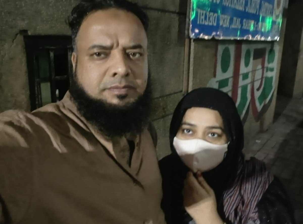 जिंदगी काटने के लिए तो कट ही रही है पर ये 6 साल सदियों के बराबर लगे है।खालिद का  थोड़े समय के लिए घर आना एक मरहम का काम तो किया है पर उनका जाना एक नया जख्म दे कर जाता है।न जाने कब इस रात की सुबह होगी।
#RepealUAPA
#FreeKhalidSaifi 
#ReleaseAllPoliticalPrisoners