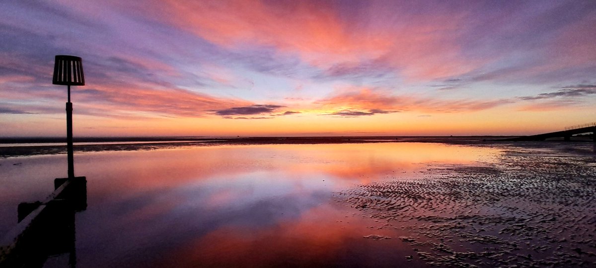Brucemartin3's tweet photo. @peter_levy @looknorthBBC Once in a while, there is a sky so beautiful that I'm speechless 🙊 Today was the day at Cleethorpes 😍😍 Please feel free to share the pictures #weatherpic ❤️❤️ @BBCTheOneShow @bbcweather https://t.co/hpm3Z48GZK