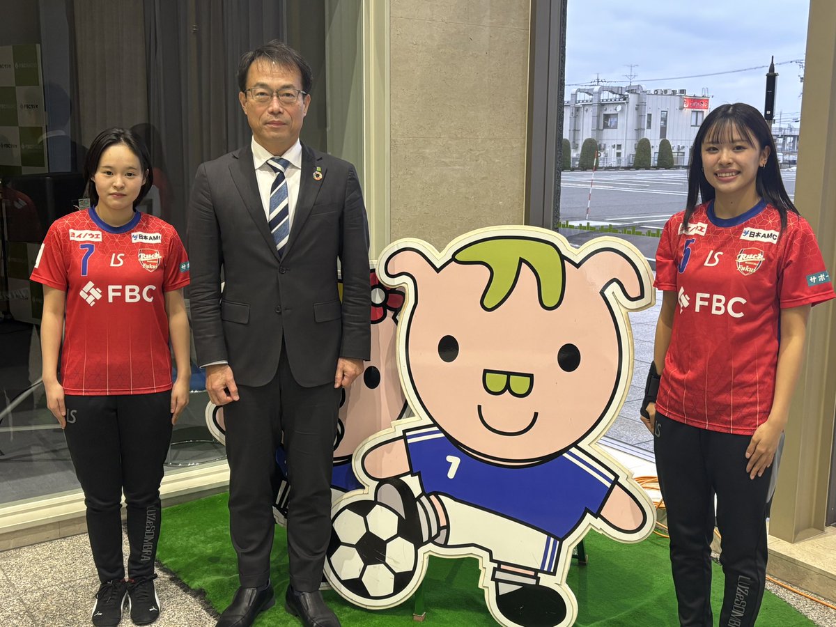 fukuiruck's tweet image. FBC様2025シーズンありがとうございました。2026シーズンもよろしくお願いします‼️

今日は加藤シスターズと一緒に、FCBの藤井局長様に今シーズンの報告と来シーズンのお願いに行ってきました。FBC様はポルトガル遠征に行った2015年からRUCKを支えて下さっています。

#福井丸岡RUCK
#FBC
#7チャンネル