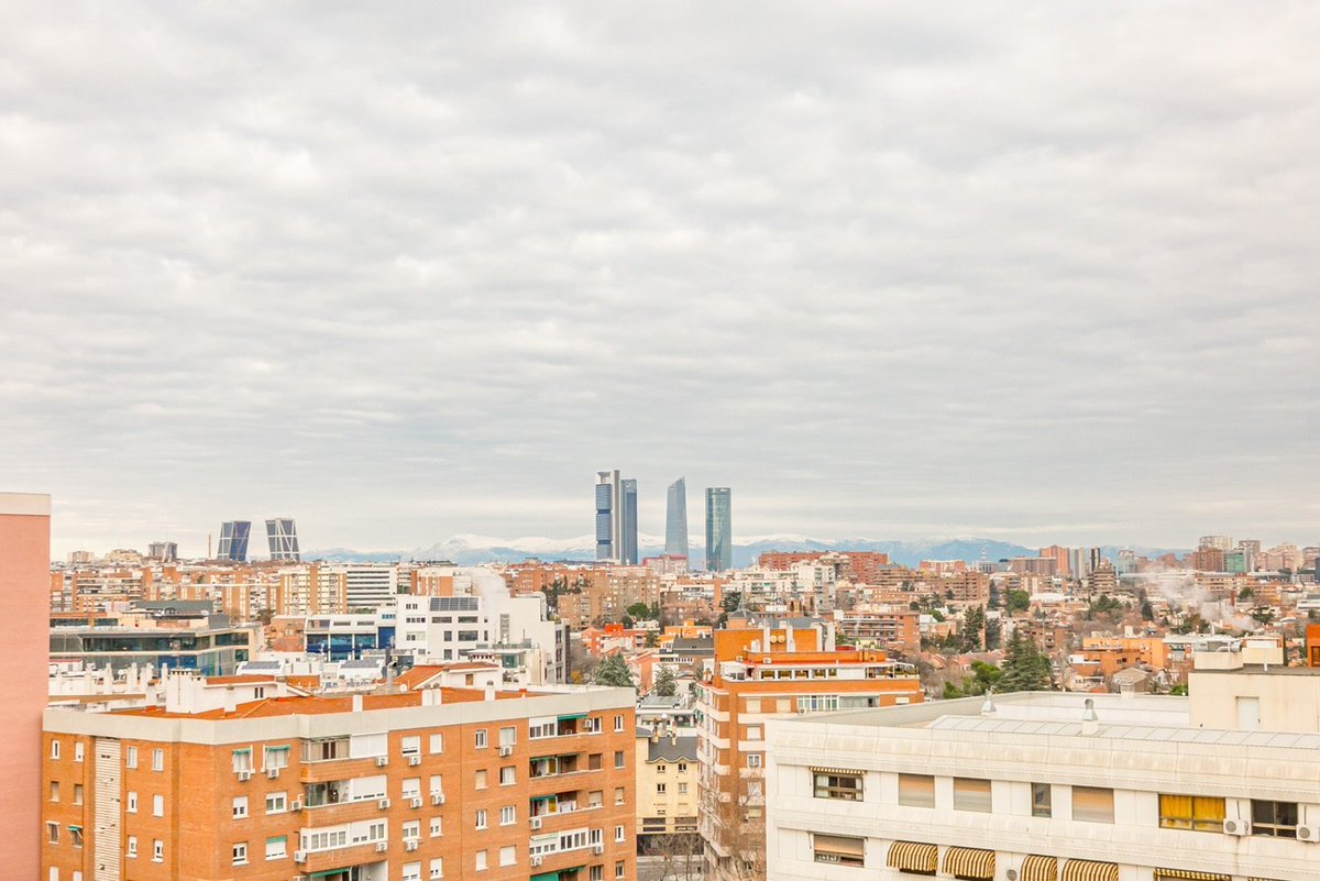 ALQUILER. MADRID. Altura, luz y horizonte. Una nueva forma de habitar. Ático con piscina recién reformado en Chamartín con las mejores calidades. Amplios ventanales que permiten la entrada de luz desde todas las orientaciones. 
thesibarist.com/es/propiedades…