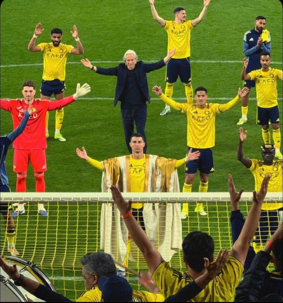 <a href="/mohammed2_al/">محمد التوم</a> اخذو ملعب #الهلال .؟
اخذو مدرب #الهلال .؟
سجلو 6 لاعبين في الفتره الصيفيه .؟
 #ساديوماني لاعب فئة A 
 #كرستيانولاعب فئة A
 #جواوفيلكس البرتغال لاعب فئة A
 #مارتينيز اسبانيا لاعب فئة A
 غير اللي جاهم وزحلقوه لتركيا

كل هذا الدعم ويقولون لـ #الهلال تعال وحيدا
عندما يقابلوونه