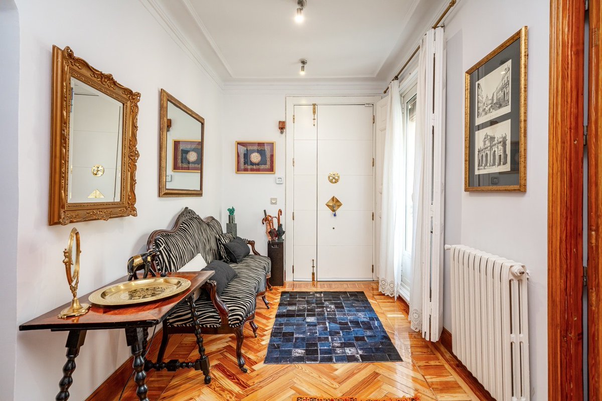 VENTA. MADRID. Cuatro balcones franceses a la luz de Justicia. Con casi 300 m2, cuatro balcones que miran a la ciudad y una estructura versátil, conserva todos los elementos clásicos. El lienzo en blanco perfecto para realizar un proyecto de autor.
thesibarist.com/es/propiedades…