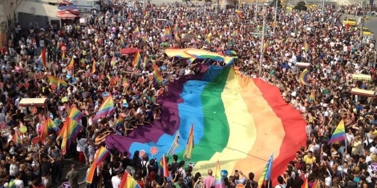 MLSA ve 162 örgütten ortak açıklama: LGBTİ+ karşıtı yasa girişimlerine karşı LGBTİ+ hakları için yan yanayız!

Aralarında Medya ve Hukuk Çalışmaları Derneği (MLSA)’nın da bulunduğu 163 kurum, LGBTİ+’ları hedef alan yasa taslaklarına karşı ortak bir açıklama yayımladı.