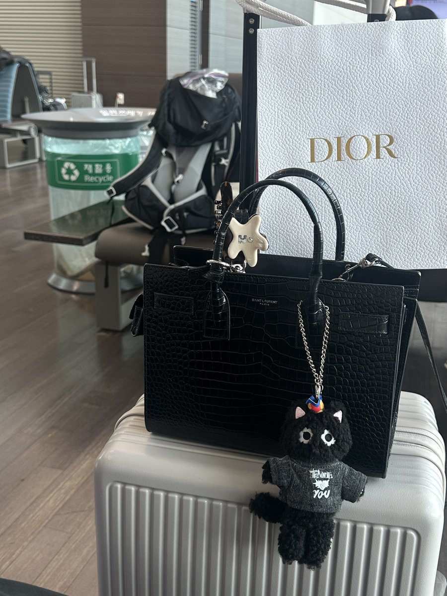 พ้มกับคุณอลิส <a href="/smileyjnlee/">smileyjnlee TEN ⋆˚🐾˖°</a> เจอเตนที่สนามบิน😭 คือเดินเม้ากันแฟ่ดไม่ได้มองอะไรเลยจนคุณอลิสสะกิดรัวๆๆๆๆ ละเตนอยู่ตรงหน้าㅠㅡㅠ คือเหมือนเตนมองมาที่พวกนี่ด้วย อยากต่อบทมากว่ารู้ได้ไงคะว่าเราเมนเตน พี่ไม่ได้ใส่ม่วงสักชิ้นนะ🥺🫶🏻

ปล. รูปไม่เรียลไทม์นะคับบบ