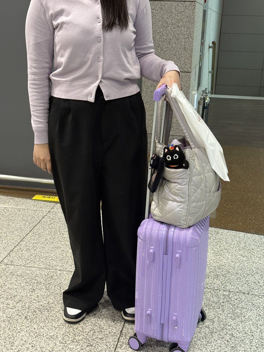 วันนี้มีบินกลับไทยแล้วเดินช้อปปิ้งอยู่สนบ. กำลังเม้ากับคุณ <a href="/grayscalewg/">— 𝒌ツ</a> แล้วเงยหน้าขึ้นมาคือเตนล์มองมาอยู่ แล้วก็คือคุณกานเม้าฉ่ำไม่สนใจ ก็เลยหันไปสะกิด นี่สินะ dna เมนเตนล์จริงๆ 555555555 สรุปเลยหยุดเดินให้น้องไปก่อนค่า

ปล. ไม่ real time ค่า 🙅🏻‍♀️

outfit วันนี้ ฮืออ 🥹💜