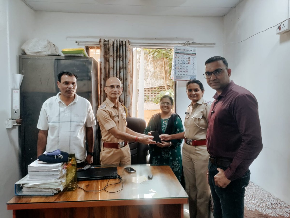 crazywolverine1's tweet photo. @Navimumpolice आणि @KhargharPS यांचे मनःपूर्वक आभार. माझ्या आईचा चोरीला गेलेला फोन अवघ्या १ दिवसात परत मिळवून देण्यासाठी आपण केलेली तात्काळ व दक्ष कारवाई अत्यंत कौतुकास्पद आहे. आपल्या तत्पर सेवेमुळे आम्हाला मोठा दिलासा मिळाला. मनापासून धन्यवाद. 🙏🚔 #Gratitude https://t.co/4kCehfgcxA