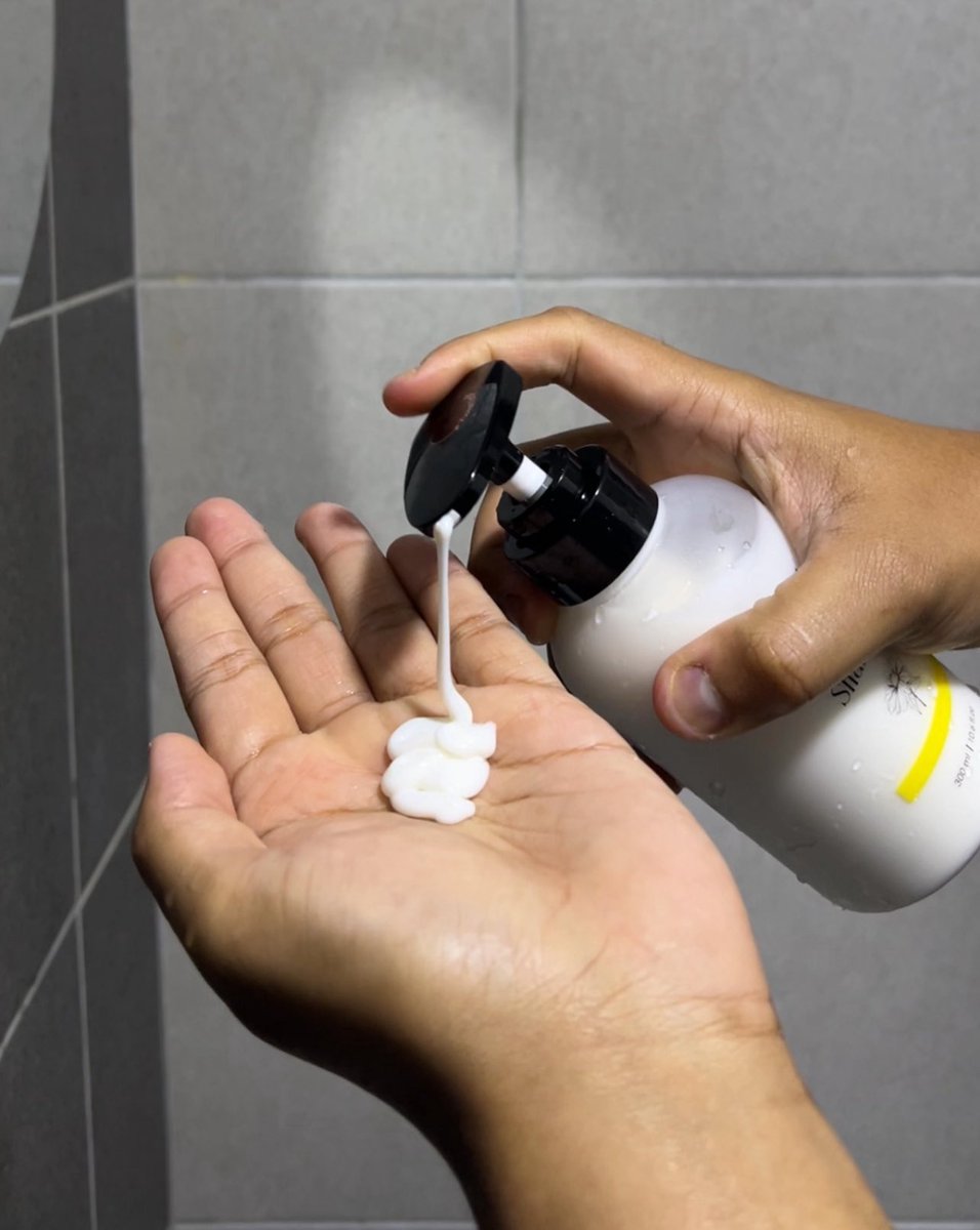 NikShariff92's tweet photo. Dah 2 tahun lebih pakai volumizing shampoo nu🧴 ✨ 

Selain buat rambut wangi lepas pakai, kulit kepala mmg rasa bersih tak berminyak, rambut pun jd ada volume gituuu

Serious worth it 💯  
Lg best pakai 1 set

Ada Feb promo tau. Siap ada free gift 
👉🏻 https://t.co/RBI1EcoH9c https://t.co/2JML7iAGts