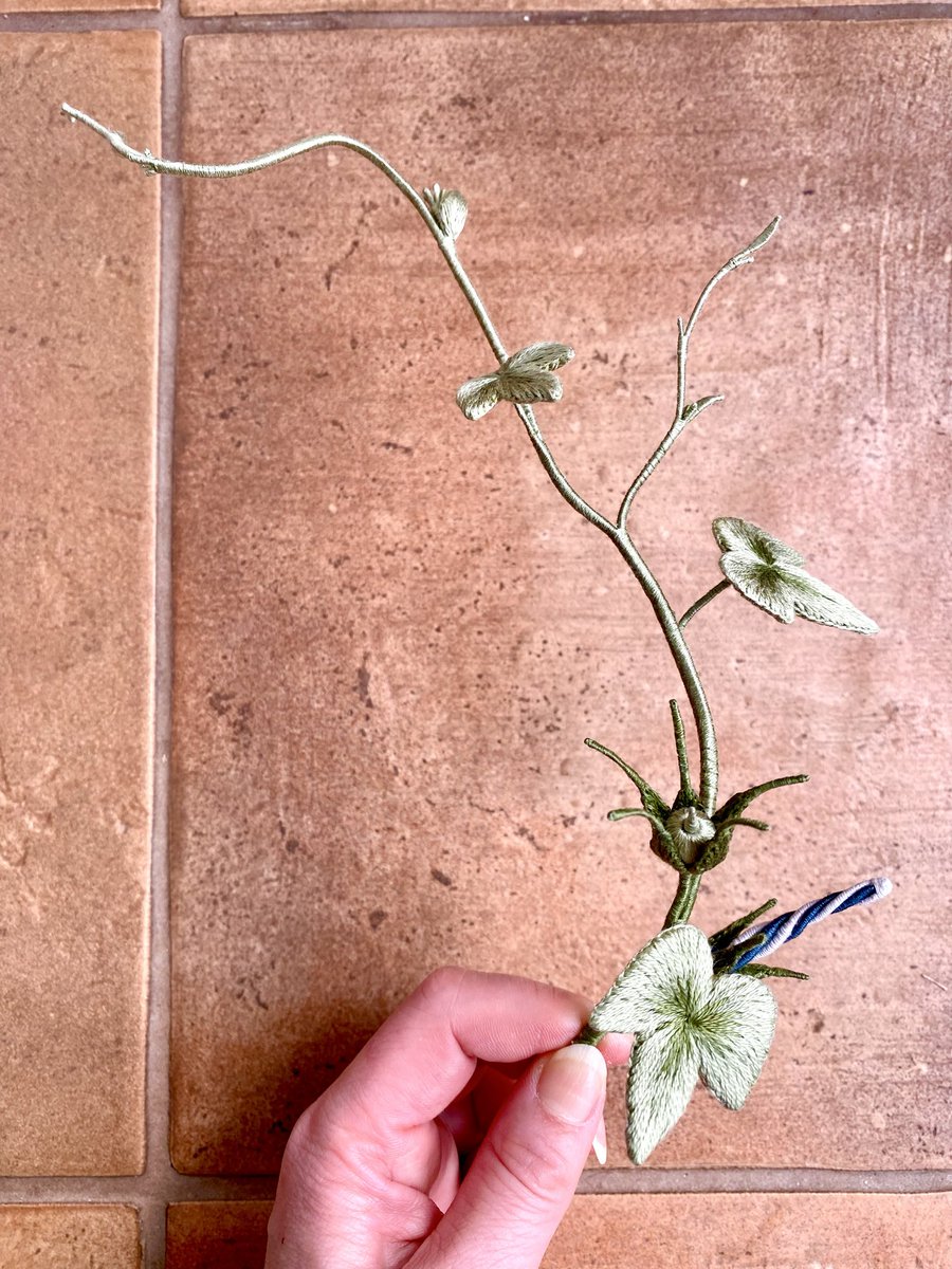 立体刺繍の朝顔の蔓 蕾と青い種を組み込んでみました 空に向かって