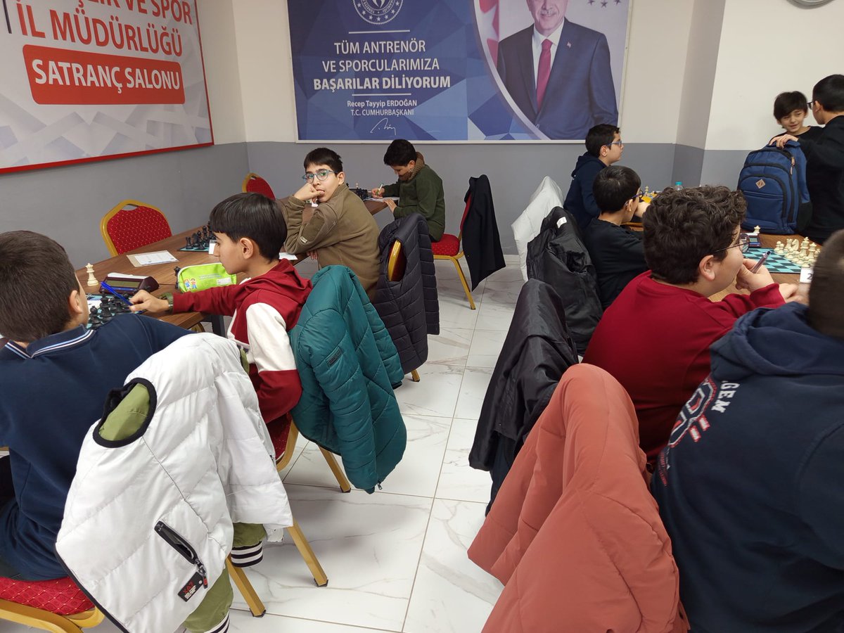 ElazigImam's tweet photo. Öğrencilerimiz, Elazığ Okul Sporları Satranç Turnuvası’na katılarak; zekâları, stratejik düşünme becerileriyle bizleri gururlandırdılar. 👏♟️
Öğrencilerimizi hazırlayan hocamız Recep Karadağ’a emekleri için teşekkür ediyoruz. 
Katılan tüm öğrencilerimizi tebrik ediyoruz. 🏆✨ https://t.co/dyKcHEa4mF