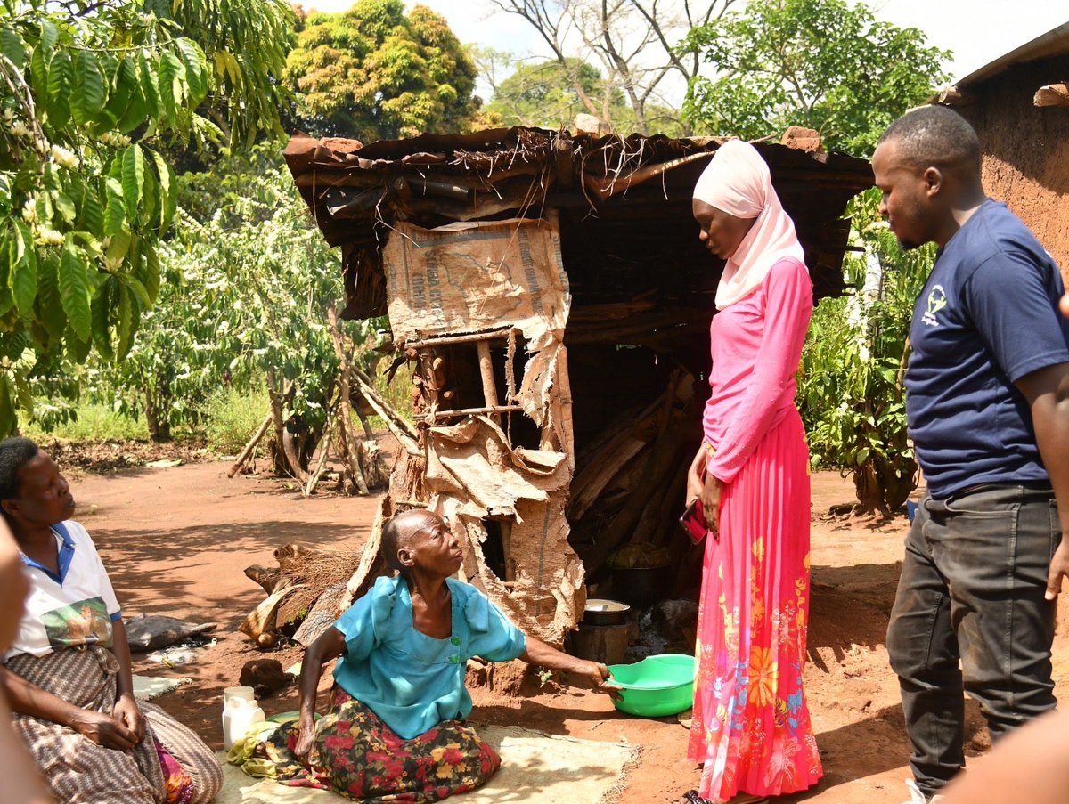 tokenlifeUg's tweet photo. This Lenten and Ramadan season, we stand with our communities and honour our elderly. In a humble home, listening to the stories and needs of our senior sister who lives in simple, weather worn shelter. https://t.co/u4ZoGUeKGi