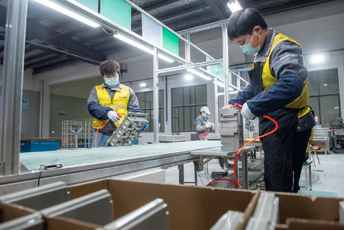 HAISHULOU's tweet image. 🚀 At Huayuan New Materials Co., Ltd., post-CNY production is in full swing! Workers in the wire-drawing shop craft composite materials for rail transit, while packaging teams swiftly prepare industrial products for global shipment. 📦💨

#MadeInChina #ManufacturingExcellence