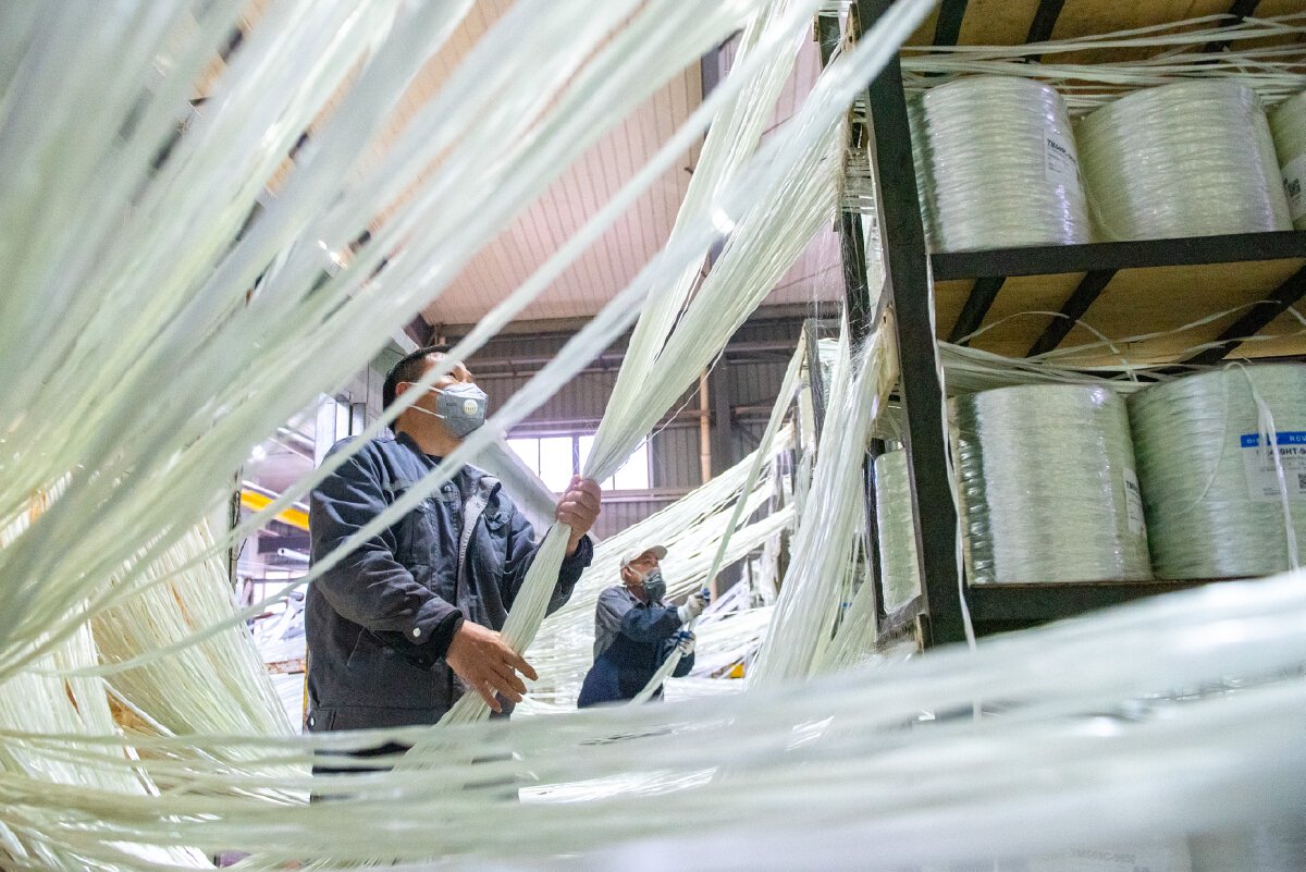 HAISHULOU's tweet image. 🚀 At Huayuan New Materials Co., Ltd., post-CNY production is in full swing! Workers in the wire-drawing shop craft composite materials for rail transit, while packaging teams swiftly prepare industrial products for global shipment. 📦💨

#MadeInChina #ManufacturingExcellence