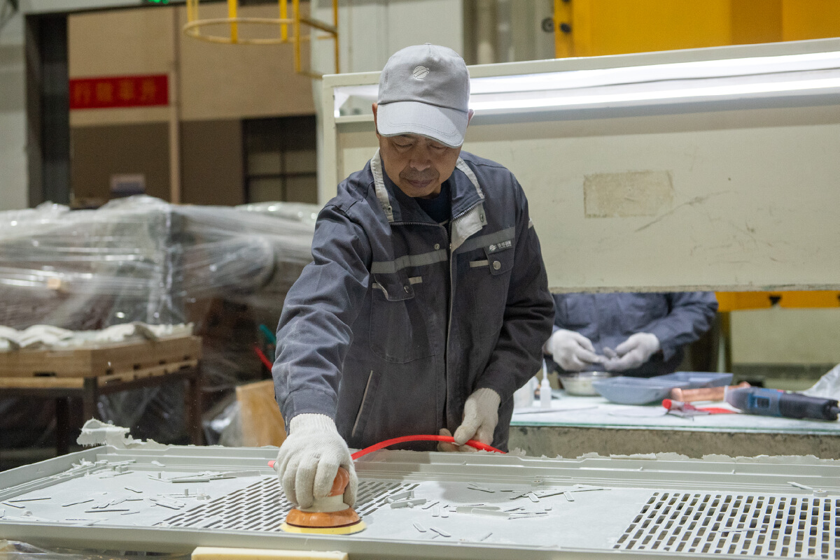 HAISHULOU's tweet image. 🚀 At Huayuan New Materials Co., Ltd., post-CNY production is in full swing! Workers in the wire-drawing shop craft composite materials for rail transit, while packaging teams swiftly prepare industrial products for global shipment. 📦💨

#MadeInChina #ManufacturingExcellence