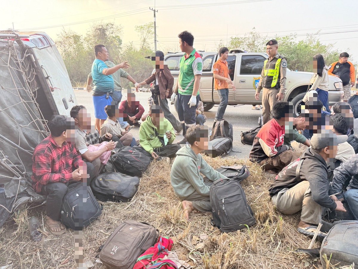 A pickup truck carrying 60 Myanmar nationals who had entered Thailand illegally overturned in Kanchanaburi Province on Thursday while being pursued by police. Twenty-three were injured, while the rest were detained. The driver fled.  #Thailand #Myanmar #Kanchanaburi