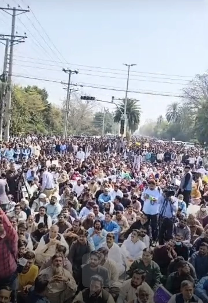 حکومت کے لیے ائیرلائن بنانا آسان ہے، لگژری طیارے خریدنا ممکن ہے، مگر سرکاری سکول چلانا مشکل ہو جاتا ہے۔ترجیحات صاف نظر آتی ہیں۔جہاں اقتدار کی آسائش کا سوال ہو وہاں خزانے کے منہ کھل جاتے ہیں، مگر جب بات بچے کی کتاب،استاد کی تنخواہ اور سکول کی چھت کی ہو تو وسائل اچانک کم پڑ جاتےہیں