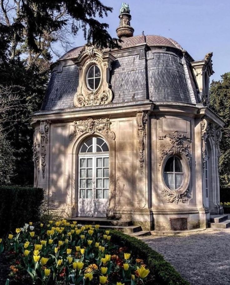 La beauté de ce Pavillon Rocaille, ou Louis XV, Parc de Bagatelle, Bois de Boulogne, Paris.