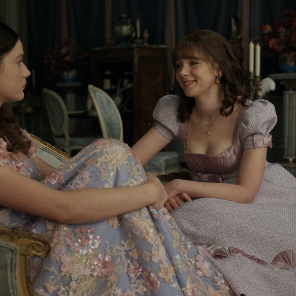 marecrane's tweet photo. Hyacinth: “Agora é defensora do casamento?”
Eloise: “Passei a ver que o casamento também tem suas vantagens. Companheirismo, família…”

O fato dela estar de vestido lilás (símbolo do primeiro amor) deixa tudo melhor 👀 https://t.co/Sw4NR9Zmhl
