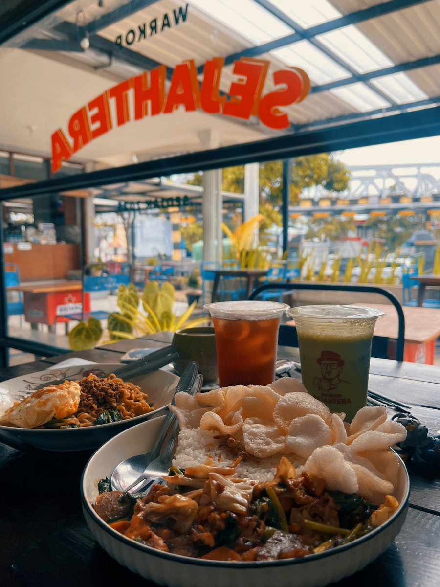 everythinggg08's tweet image. Makanan sama minumannya enak banget disini🤏🏻 @babyptr__ .
.
.
#batu #malang #coffee