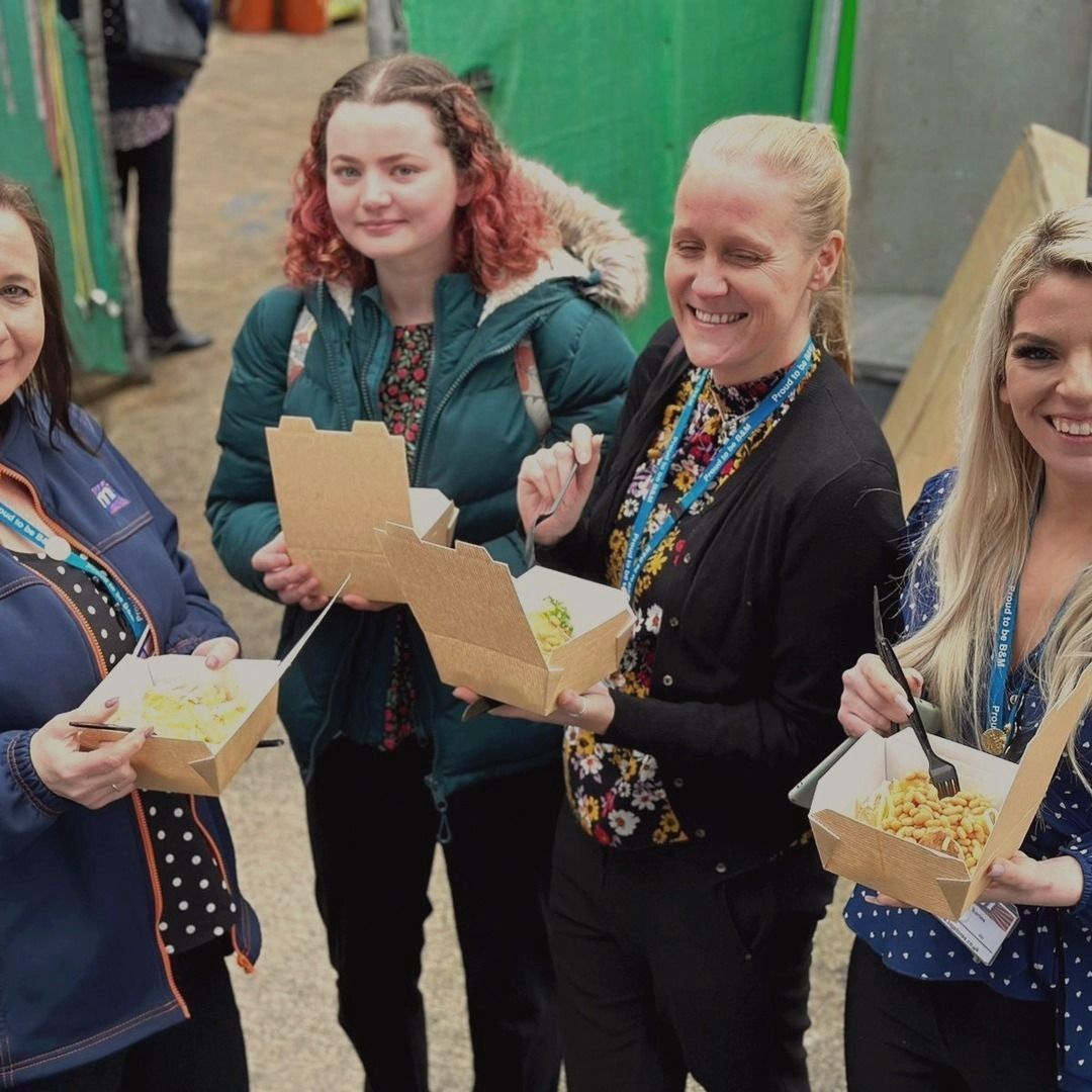 Site manager: hungry crew? Our on-site kitchen brings hot lunches straight to the boots — feeding large teams fast with zero kitchen needed. Smiles guaranteed (and less hangry). #SiteCatering #LunchBreak #kkcatering