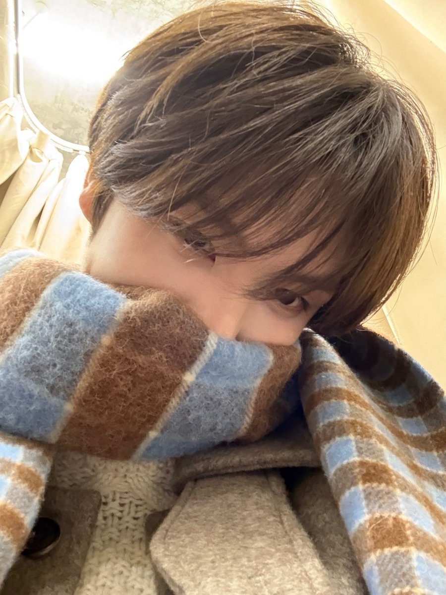 happy seollal. i hope everyone is having a wonderful time during the holidays. it’s a bit cold today so i am keeping myself warm with this scarf. remember to dress warmly if you head out and eat well. i’m wishing for your happiness and health for the rest of the year.