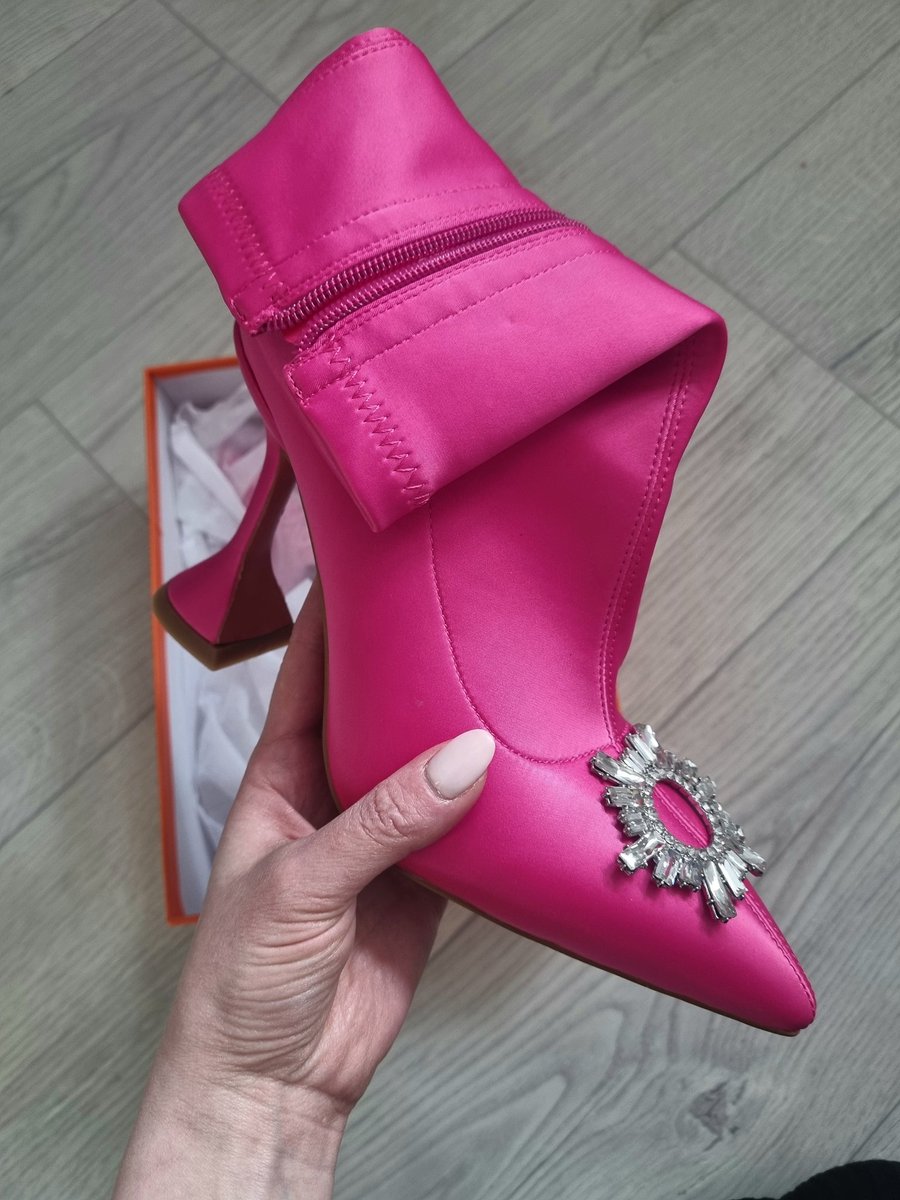 гспди, о чем я думала, когда их покупала? что вообще могло быть в моей голове?)) 
я ведь так ни разу и не надела их со дня покупки

стиль: армянская овуляция