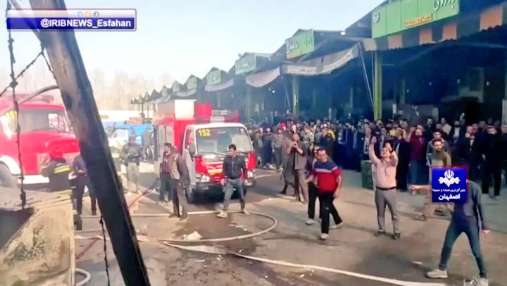 ivancp25's tweet photo. #AccidenteAéreo mortal de un helicóptero militar #Bell #AH1J (Panha 2091Toufan) de Fuerzas Armadas de República Islámica de Irán (#IRIAA) en un mercado en #Dorcheh, #Esfahan, a 330 Kms al Sur de #Teherán #Irán 🇮🇷. 2 pilotos militares muertos y 2 comerciantes. 4 muertos. 24-02-26 https://t.co/yV5XfnkA2r