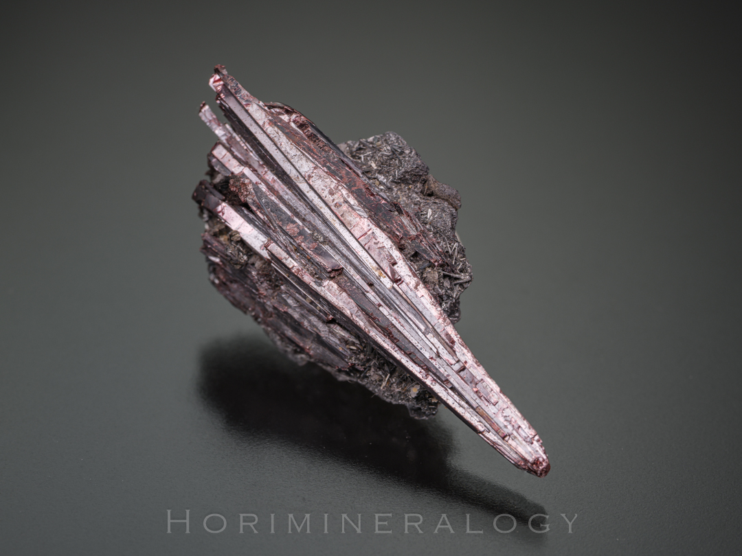 紅安鉱 中国大豊」長さ4cmと本鉱としてはかなり大きな結晶です