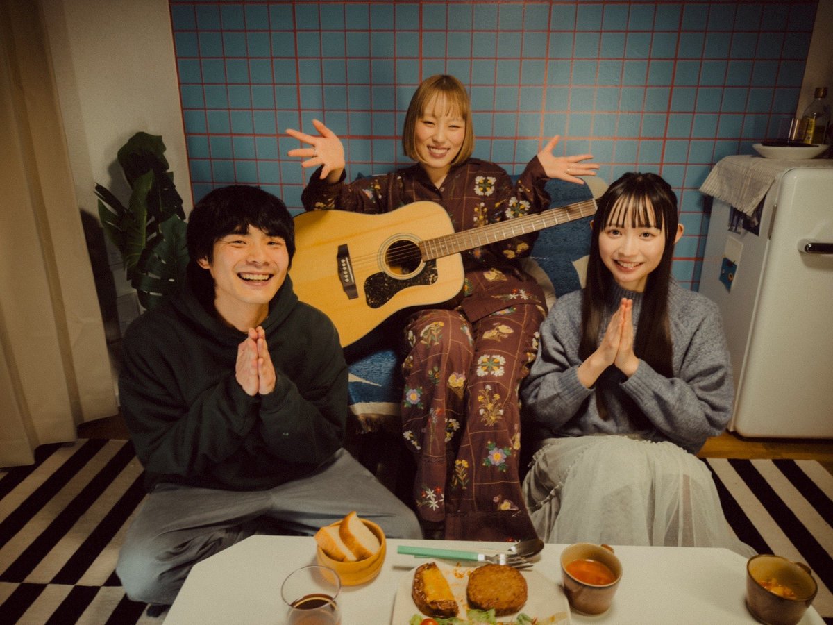 saaya_minase_'s tweet photo. ゆいにしおさんの新曲「ななしのごちそう」のMVに出演させていただきました🍲
温かい食卓に囲まれて、とても穏やかで幸せな気持ちで撮影に臨めました。
心温まるとても素敵な楽曲になっているので、ぜひ聴いてみてください☺️

#mv #ゆいにしお さん　#ななしのごちそう https://t.co/BMX6nnoQxU