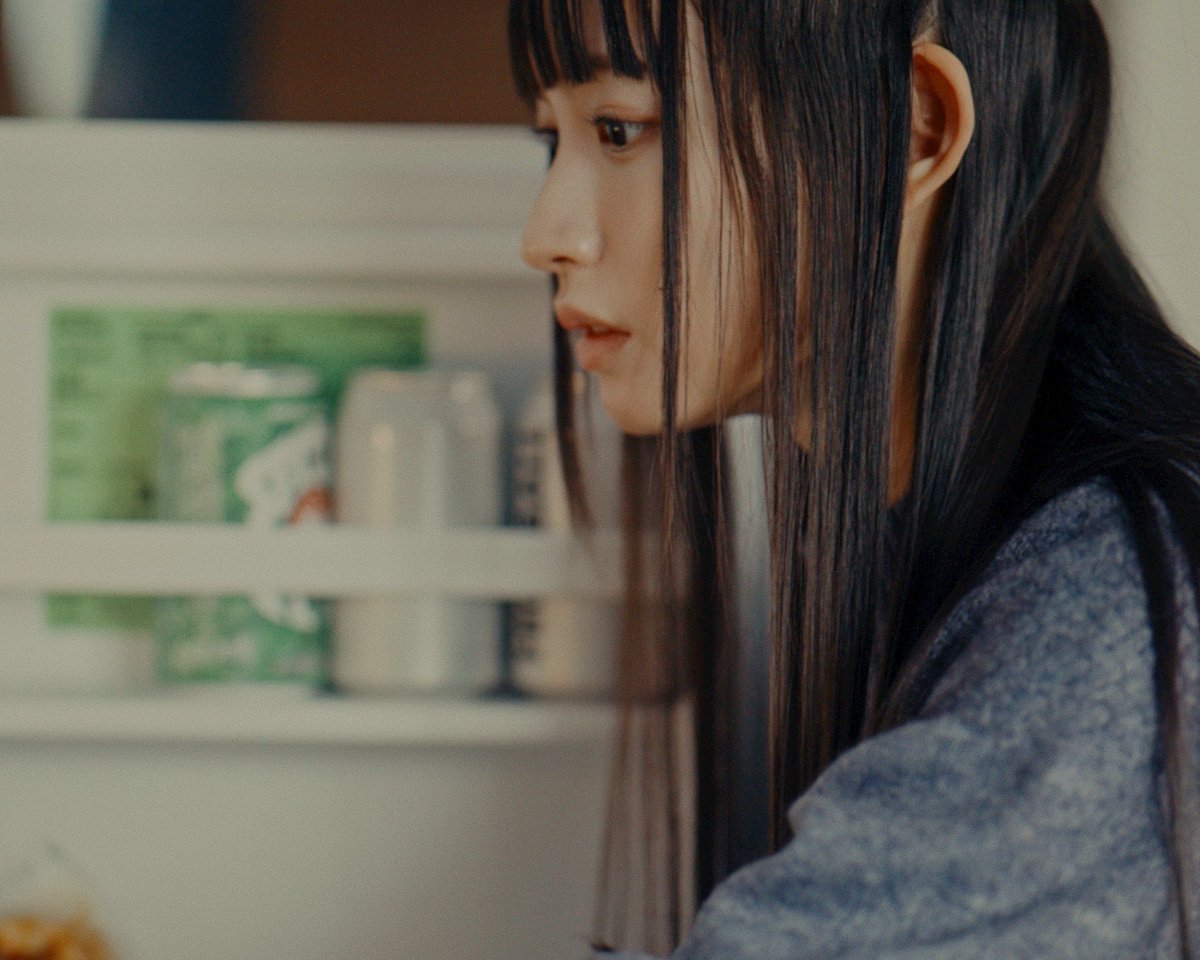 saaya_minase_'s tweet photo. ゆいにしおさんの新曲「ななしのごちそう」のMVに出演させていただきました🍲
温かい食卓に囲まれて、とても穏やかで幸せな気持ちで撮影に臨めました。
心温まるとても素敵な楽曲になっているので、ぜひ聴いてみてください☺️

#mv #ゆいにしお さん　#ななしのごちそう https://t.co/BMX6nnoQxU