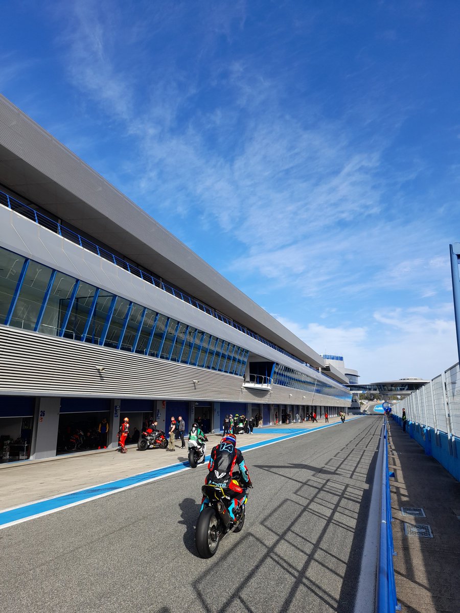 circuitodejerez's tweet photo. ¡Aquí no se descansa! 🏁 El rugir de vuestras motos no para en el @circuitodejerez. 🏍️💨 ¿Cuál es tu curva favorita para abrir gas?
🔥 Tandas que llenan de vida nuestro asfalto. ¡Es un lujo vivir este deporte con vosotros! #trackdays #tandasmotos https://t.co/DViKDfZGZQ