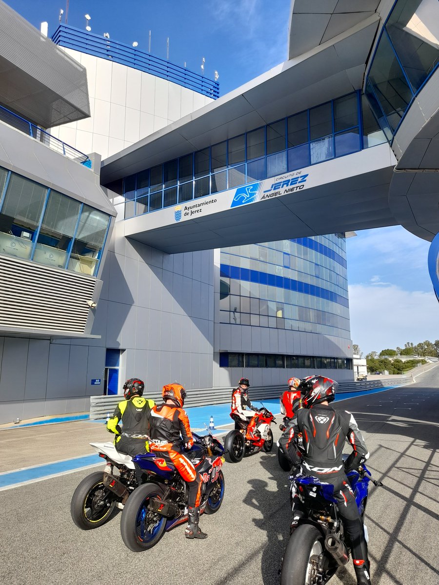 circuitodejerez's tweet photo. ¡Aquí no se descansa! 🏁 El rugir de vuestras motos no para en el @circuitodejerez. 🏍️💨 ¿Cuál es tu curva favorita para abrir gas?
🔥 Tandas que llenan de vida nuestro asfalto. ¡Es un lujo vivir este deporte con vosotros! #trackdays #tandasmotos https://t.co/DViKDfZGZQ