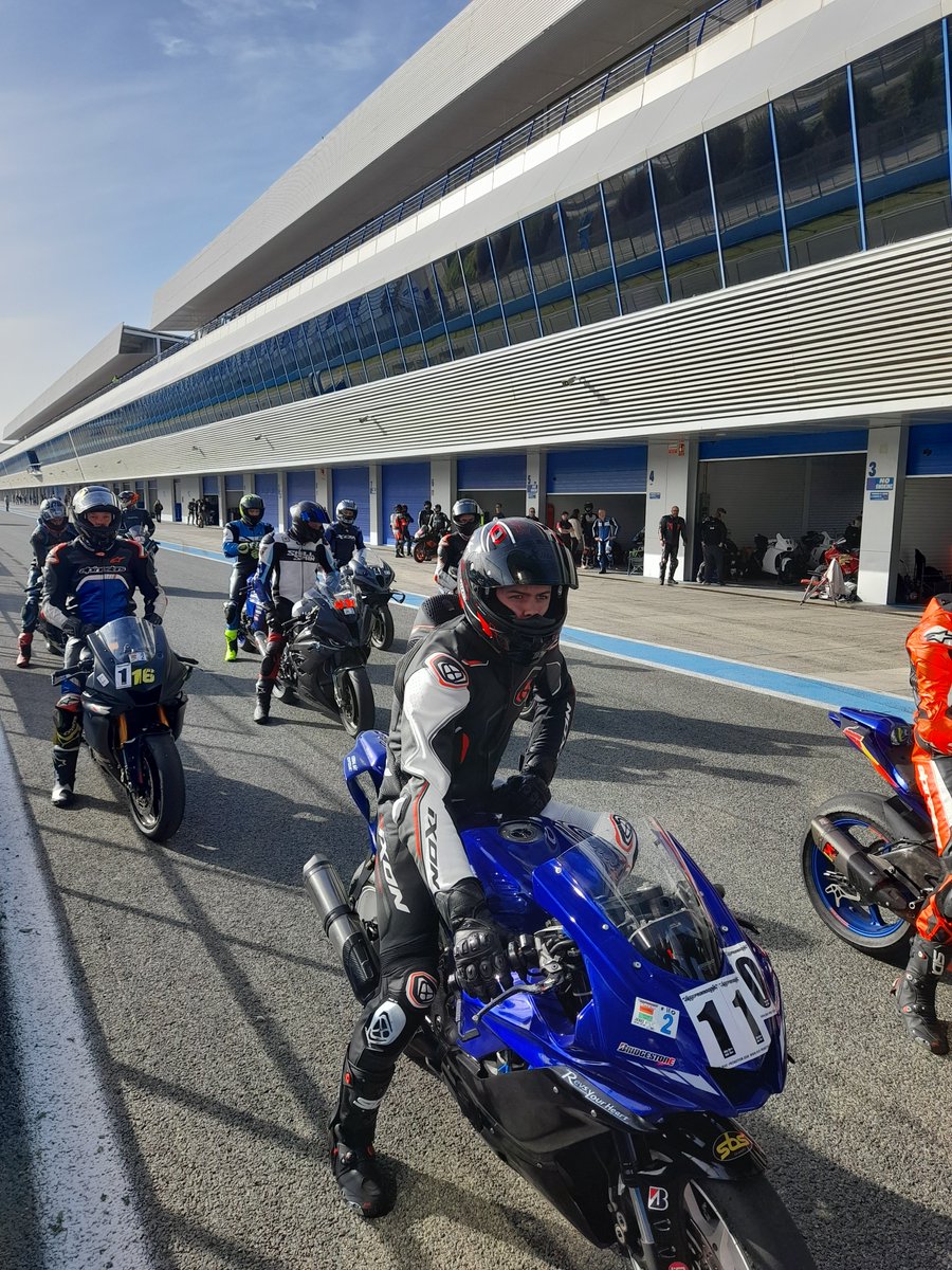 circuitodejerez's tweet photo. ¡Aquí no se descansa! 🏁 El rugir de vuestras motos no para en el @circuitodejerez. 🏍️💨 ¿Cuál es tu curva favorita para abrir gas?
🔥 Tandas que llenan de vida nuestro asfalto. ¡Es un lujo vivir este deporte con vosotros! #trackdays #tandasmotos https://t.co/DViKDfZGZQ