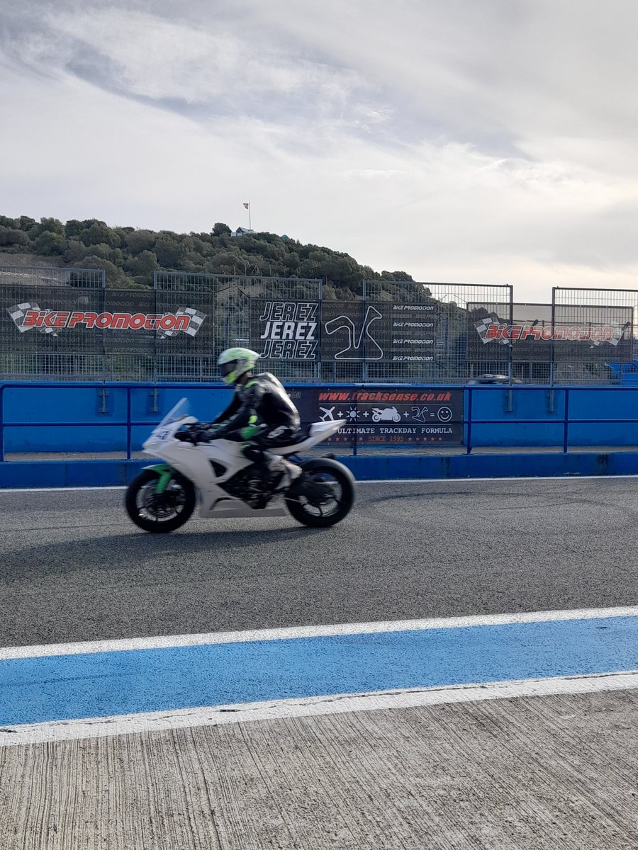 circuitodejerez's tweet photo. ¡Aquí no se descansa! 🏁 El rugir de vuestras motos no para en el @circuitodejerez. 🏍️💨 ¿Cuál es tu curva favorita para abrir gas?
🔥 Tandas que llenan de vida nuestro asfalto. ¡Es un lujo vivir este deporte con vosotros! #trackdays #tandasmotos https://t.co/DViKDfZGZQ