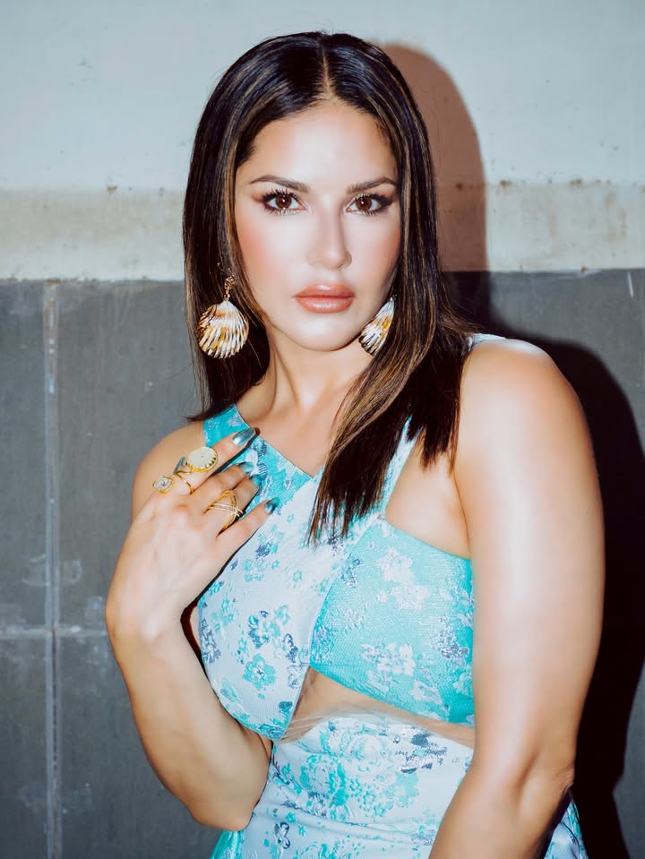 Actress_Club's tweet photo. 🎯 #SunnyLeoneThread

#Actress #SunnyLeone New Look https://t.co/xpp7QTPBqb