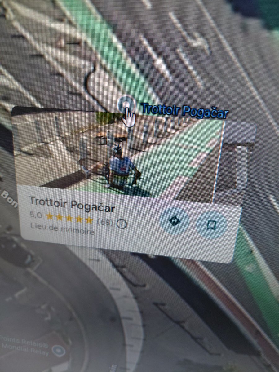 Y a un fou qui a référencé sur Google Maps le trottoir où Pogačar a chuté lors de l'arrivée du Tour de France 😭😭😭 « Lieu de mémoire » jkrkrkekdkd je canne