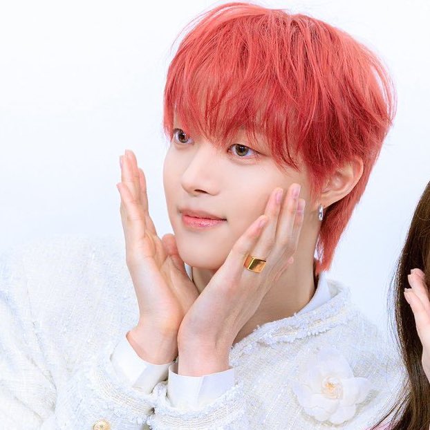 진짜 눈꼬리가 너무너무 예쁘게 올라가있어 동그래서 그렇지 눈꼬리가 올라가있다니까??????? 눈꼬리가