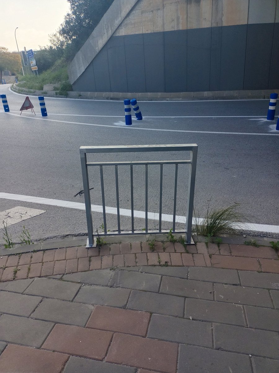 Ni dos horas hace que han puesto los bolardos, pues ya se han llevado un por delante, que cosa más grande.