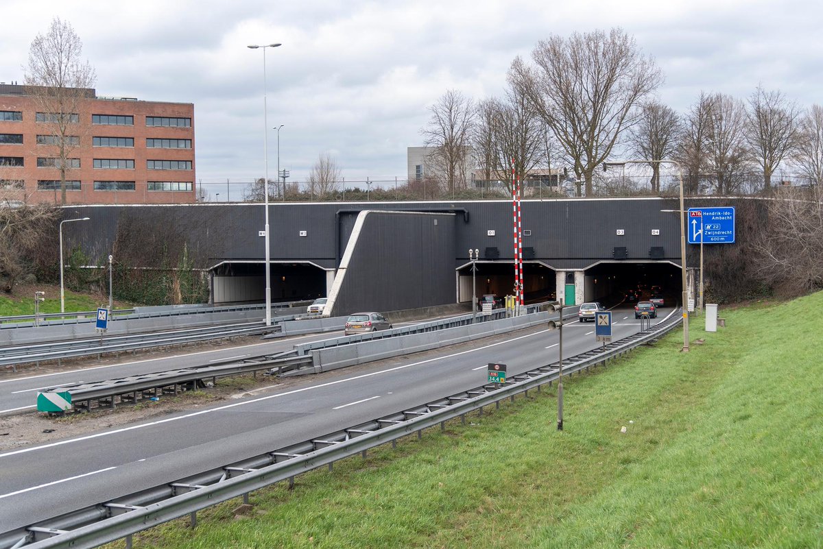 1 tunnelbuis van de #Drechttunnel (#A16) richting Rotterdam is dicht voor onderhoud van donderdag 26 februari 21.00 tot vrijdag 27 februari 01.00 uur (hoofdrijbaan, O1 en O2). De andere buis richting Rotterdam is open. Zie rijkswaterstaat.nl/nieuws/archief….