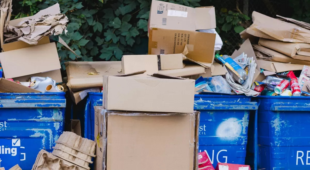 AMBIENVASES's tweet photo. 📦 200 millones de euros. Ese es el precio que pagamos por la mala gestión de los #envases de cartón comercial en nuestros barrios.

Si los comercios no gestionan correctamente sus #residuos, la tasa de basuras sube para todos. 📈 👇

https://t.co/oVfOckxXtB https://t.co/5W7dKm23xm