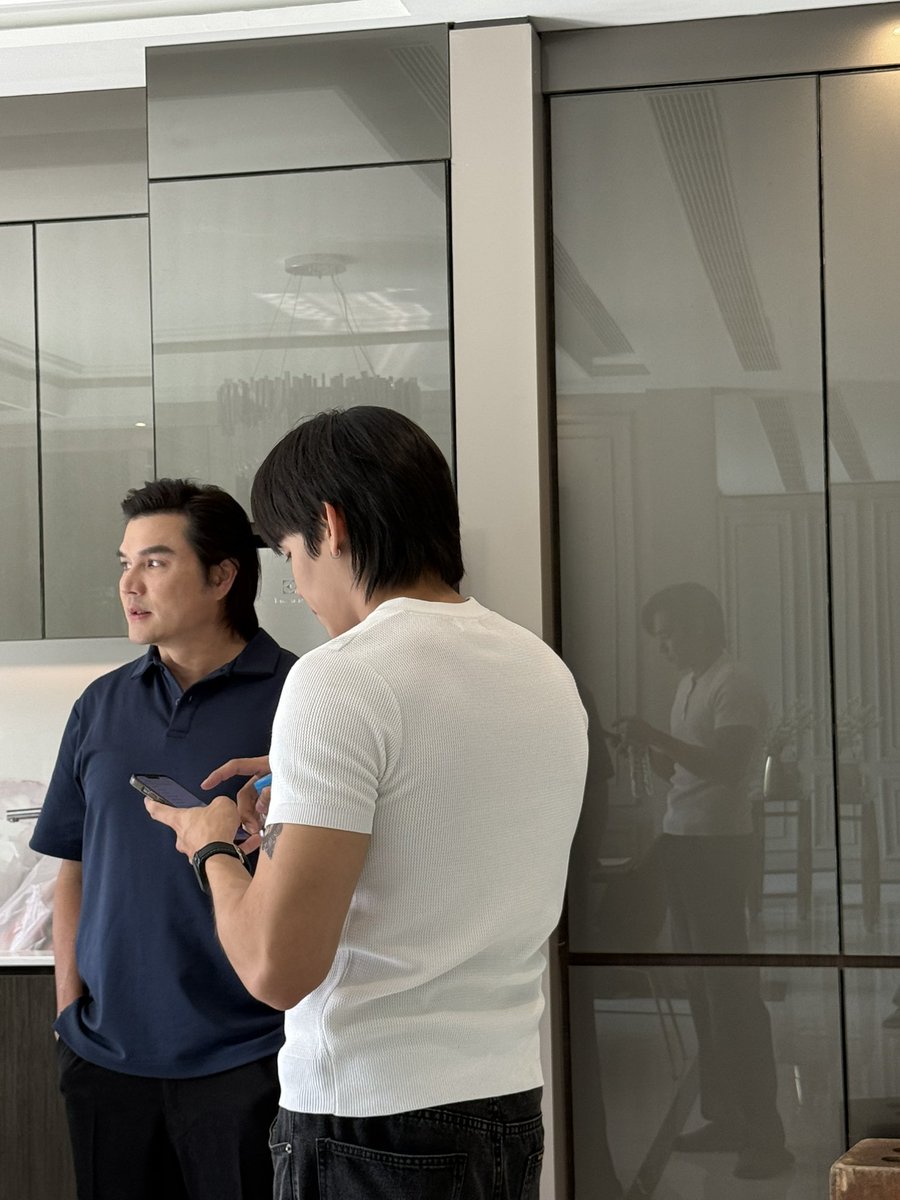 พ่อลูกเค้าทำไรกันนะ🤔
#FoureverYouP2Q32