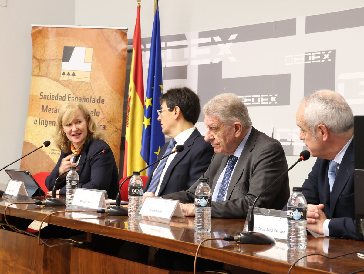 CEDEX_es's tweet photo. Hoy acogemos en #CEDEX la 26ª Jornada Técnica SEMSIG-AETESS, centrada en la Geotecnia en Instalaciones Portuarias.
Un encuentro con expertos de #SEMSIG, @AETESS_ y entidades líderes del sector para compartir innovación, conocimiento y colaboración⚓️#Geotecnia #IngenieríaPortuaria https://t.co/WyOYgux8tu