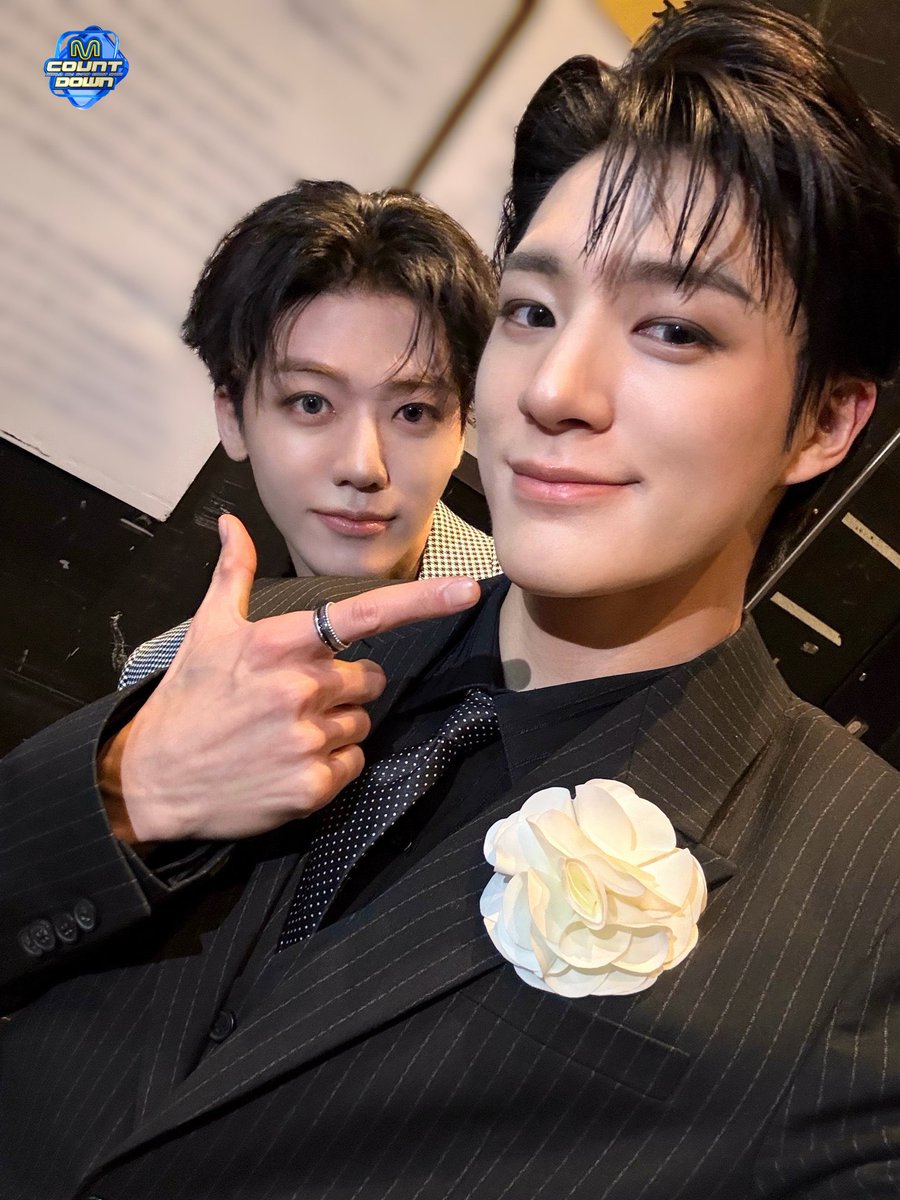 มันไม่ใช่การชูมือโพสต์ท่าเฉยๆ อ่ะ แต่คือโพสต์ให้น้อง น่ารักกกกก ❥  ͜𓐇˚ִִ𓈒꒱