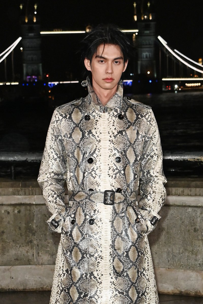 ความหล่อเฉิดฉาย! “ไบร์ท วชิรวิชญ์” นั่งฟรอนต์โรว์ชม “Burberry Winter 2026 Show” ที่ London Fashion Week

Burberry เปิดตัวคอลเลกชัน Winter 2026 พาผู้ชมกลับสู่จิตวิญญาณแห่งมหานครลอนดอนผ่านบรรยากาศถนนเปียกฝนยามค่ำคืน ภายใต้การสร้างสรรค์ของ Daniel Lee โดดเด่นด้วยฉากสะพาน Tower Bridge