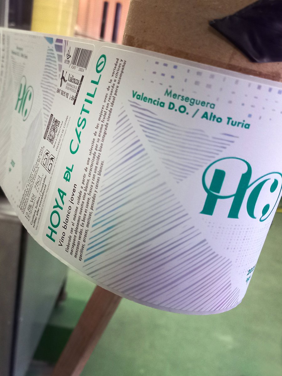 HoyaDelCastillo's tweet photo. Primer embotellado #HoyaDelCastilloMerseguera 2025😃 
Un vino blanco nacido de una añada marcada por una primavera fresca, verano cálido e inicio de otoño de lluvias torrenciales.
Ahora, que hablen los entendidos…👀🥂 #BodegasPoloMonleón @VinosDOValencia  https://t.co/VdsxNueP9c https://t.co/dDQDKa0r2Q