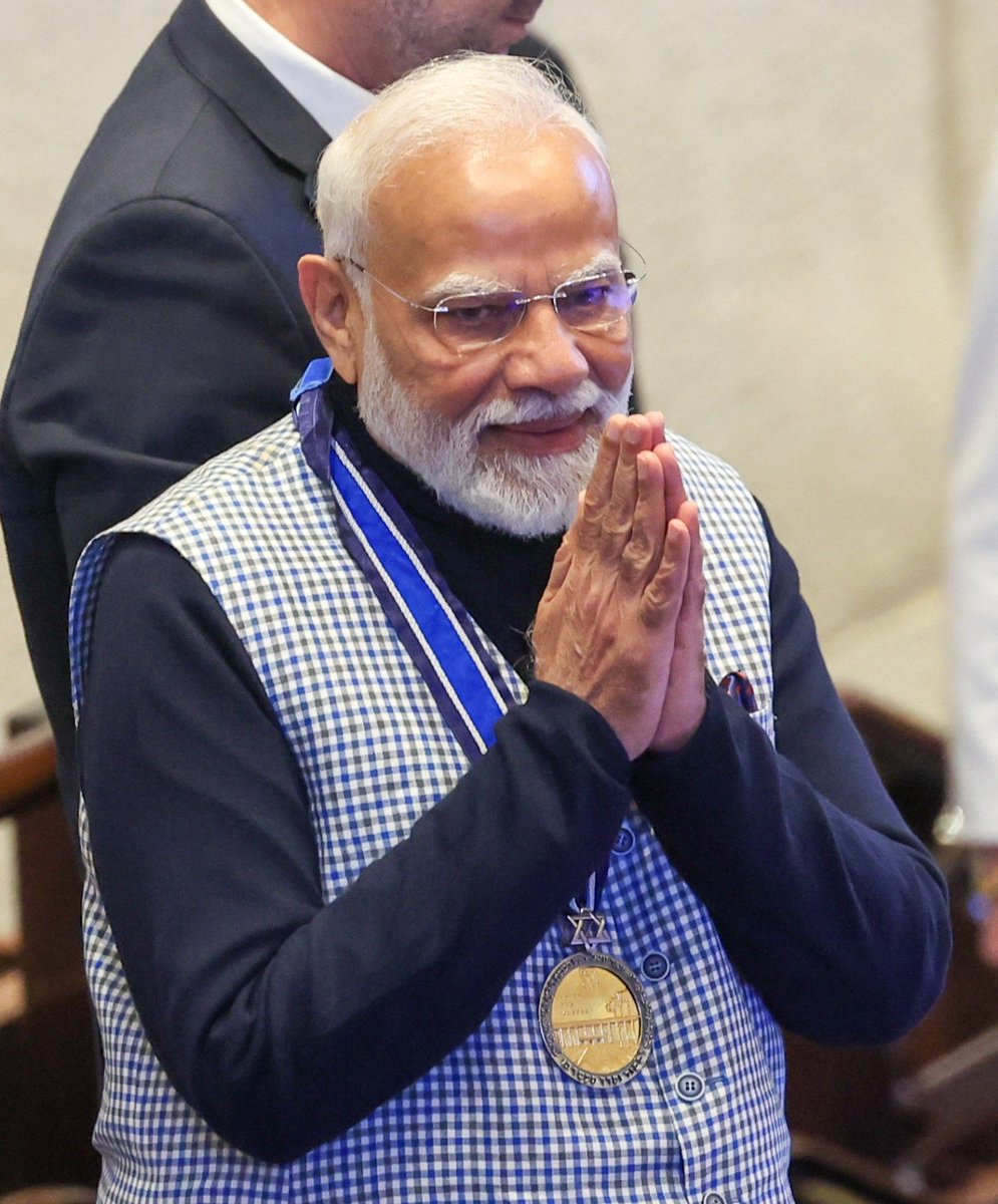 प्रधानमंत्री  ने नया इतिहास रचते हुए **** पर 100 मिलियन (10 करोड़) फॉलोअर्स का आंकड़ा पार कर लिया है। इसके साथ ही वे दुनिया के पहले ऐसे नेता बन गए हैं जिन्होंने यह बड़ी उपलब्धि हासिल की है।
#NarendraModi #PMModi