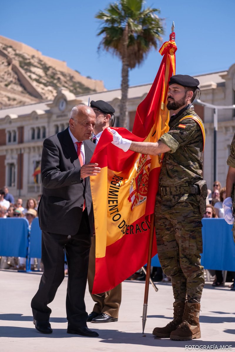 Descansa en paz Santiago. A pocas personas tan íntegras y luchadoras como tu hemos conocido ni conoceremos. Peleaste contra el sistema corrupto dentro de tus posibilidades hasta la muerte. Descansa.