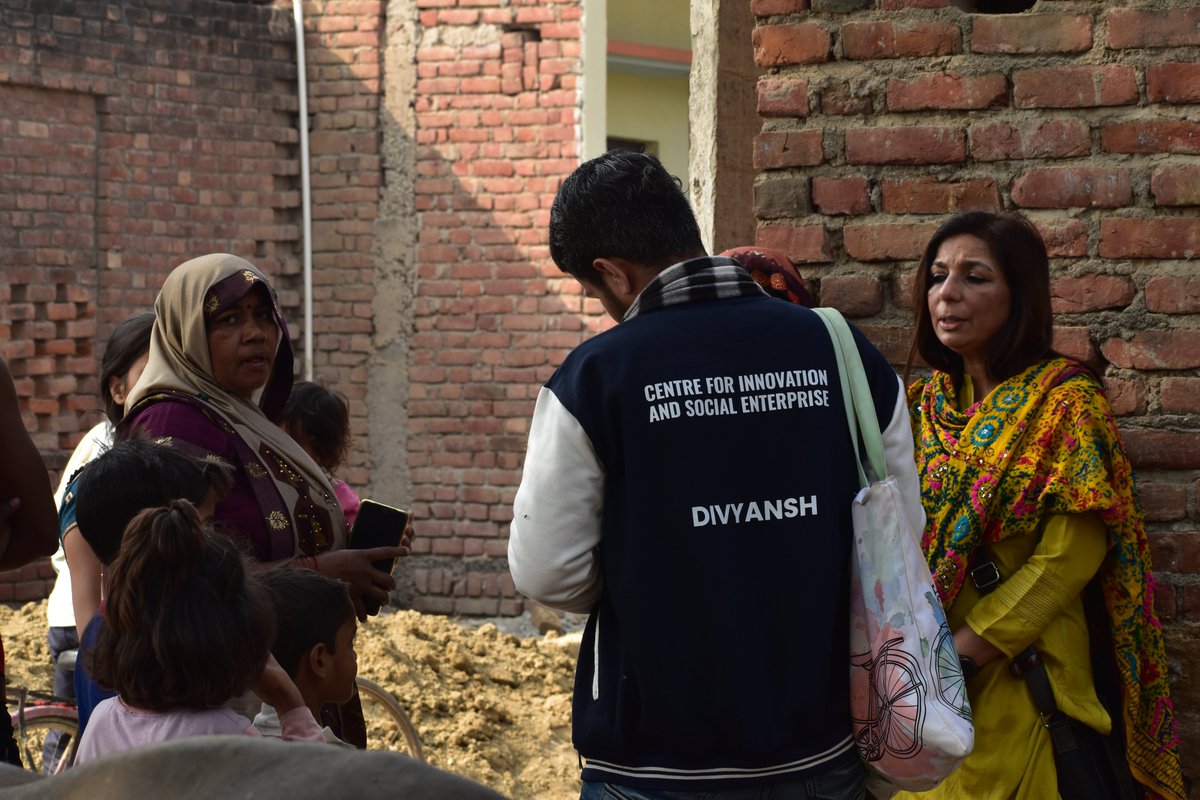 दिल्ली के केएमसी विश्वविद्यालय के सेंटर फॉर इनोवेशन एंड सोशल एंटरप्राइज के छात्रों के साथ अध्ययन और मूल्यांकन करने के लिए फिरोजाबाद के मॉडल गांव कंथरी का भ्रमण |
<a href="/heera81144/">Dr Heera Lal, IAS</a> <a href="/GaonConnection/">GaonConnection</a> <a href="/gaondehat/">गाँव देहात</a>