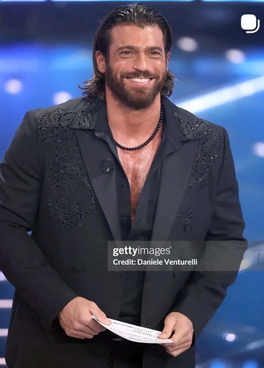 Crónica ✍️: 
Llegó, cautivó con su italiano impecable, su prudencia, su actitud respetuosa, y se ganó a todos con su encanto. Con su canción turca promocionó su país  gratis  (pero lejos de alegrarse  algunos no dejan de  ser unos cretinos).
✅️ Un nuevo éxito de #CanYaman 💋