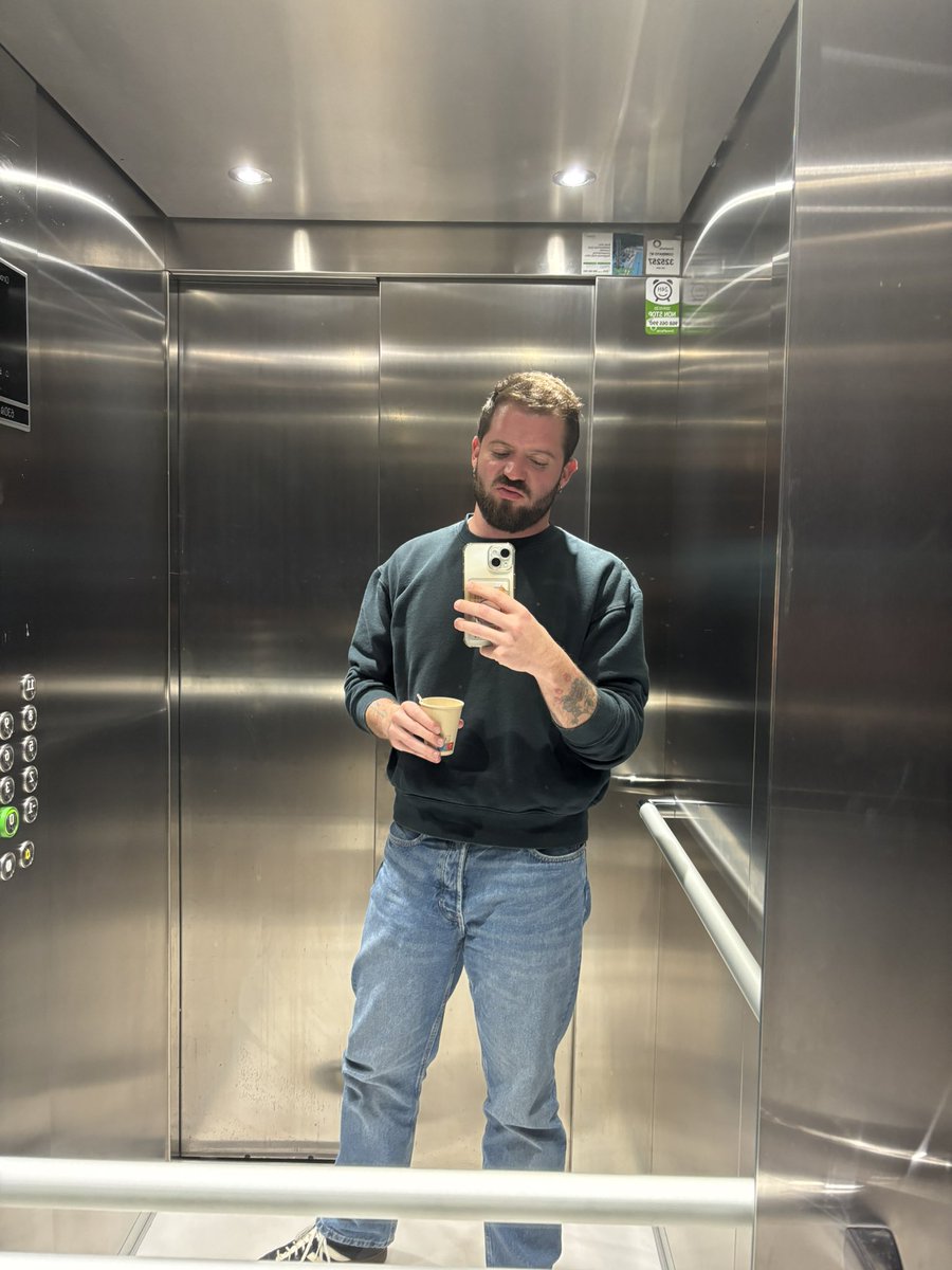 Pensando en esa peli en la que todos faltan al curro porque un demonio los espachurra en un ascensor